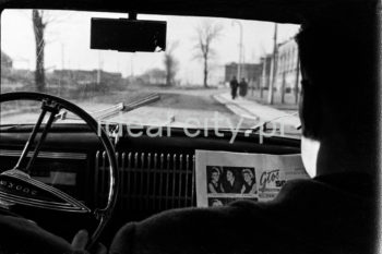 Widok z wnętrza samochodu na Aleję  Jana Pawła II, wcześniej Lenina (aleja) (1949-1958), ul. Igołomska (1958-1975), ul. Rewolucji Kubańskiej (1975-1991). W głębi Plac Centralny. Lata 50. XXw.

fot. Wiktor Pental/idealcity.pl
