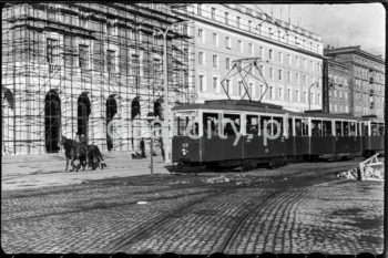 Widok z Placu Centralnego, u wylotu alei Lenina (obecnie Solidarności) w kierunku wschodnim (kombinatu metalurgicznego), po lewej zabudowania osiedla B-31 (Centrum B), lata 50.

fot. Henryk Makarewicz/idealcity.pl

