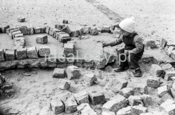 A child at play, Plac Pocztowy on the Willowe Estate. 1950s.

Zabawy dziecięce, Plac Pocztowy na Osiedlu Willowym. Lata 50. XX w.

Photo by Wiktor Pental/idealcity.pl

