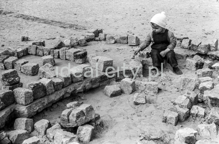A child at play, Plac Pocztowy on the Willowe Estate. 1950s.

Zabawy dziecięce, Plac Pocztowy na Osiedlu Willowym. Lata 50. XX w.

Photo by Wiktor Pental/idealcity.pl

