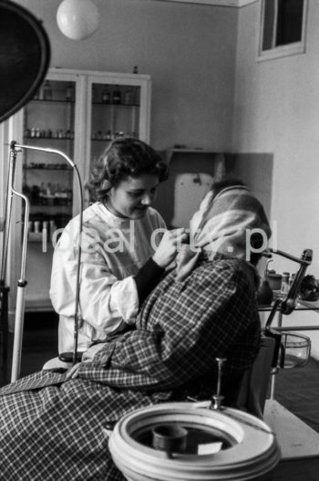 A surgery on the Na Skarpie Estate. 1950s.

Przychodnia na Osiedlu Na Skarpie. Lata 50. XX w.

Photo by Wiktor Pental/idealcity.pl
