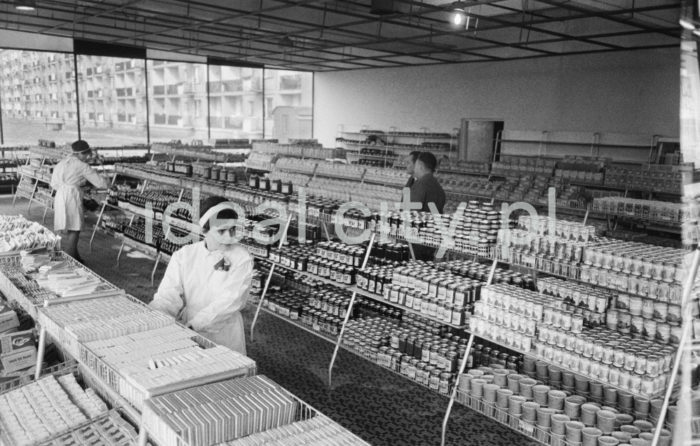 Wnętrze pierwszego sklepu samoobsługowego w Nowej Hucie, otwartego w roku 1963 na os. Kolorowym. Wcześniej na terenie Nowej Huty, działało jedynie kilka małych sklepów zaopatrujących niewielką ilość mieszkańców. 


fot. Henryk Makarewicz/idealcity.pl
