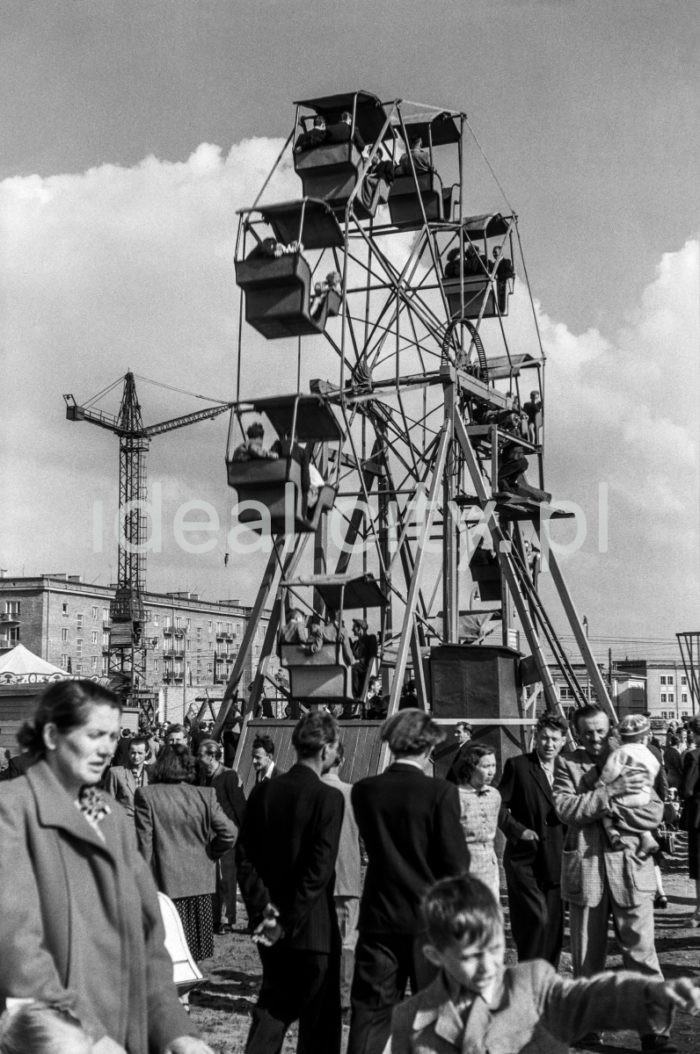 A Ferris wheel and a funfair, Stalowe Estate. Late 1950s.

Młyńskie koło i wesołe miasteczko, na Osiedlu Stalowym. Koniec lat 50. XX w.

Photo by Wiktor Pental/idealcity.pl
