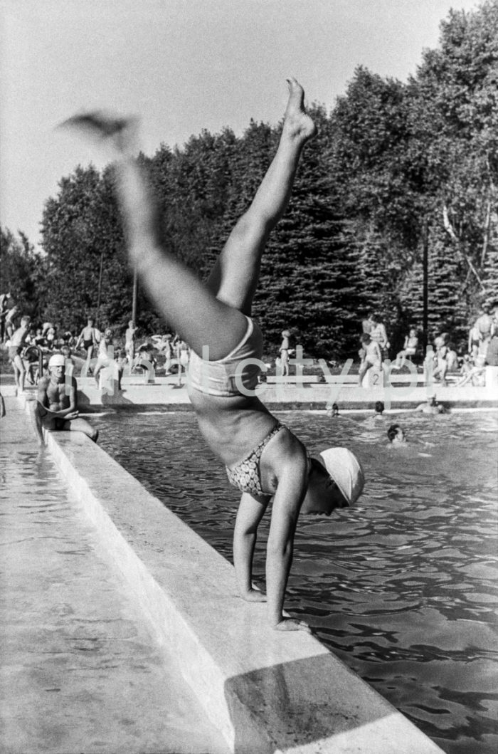 Swimming pool by the tobacco factory in Czyżyny. 1950s.

Basen przy wytwórni papierosów w Czyżynach. Lata 50. XX w.

Photo by Wiktor Pental/idealcity.pl

