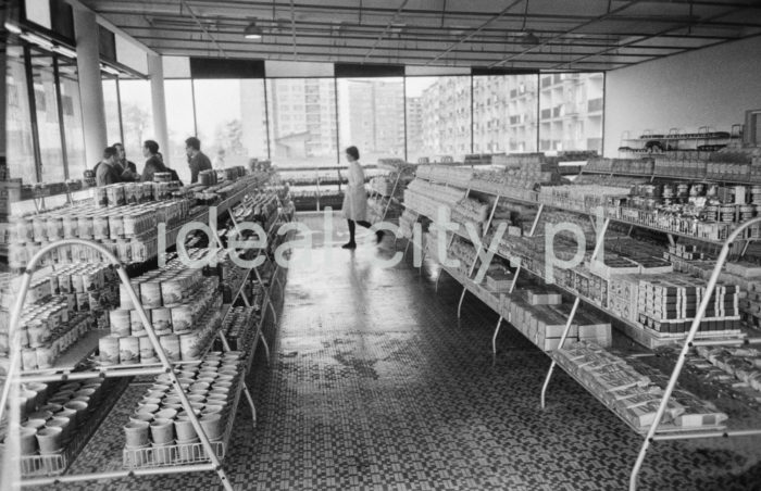 Wnętrze pierwszego sklepu samoobsługowego w Nowej Hucie, otwartego w roku 1963 na os. Kolorowym. Wcześniej na terenie Nowej Huty, działało jedynie kilka małych sklepów zaopatrujących niewielką ilość mieszkańców. 


fot. Henryk Makarewicz/idealcity.pl

