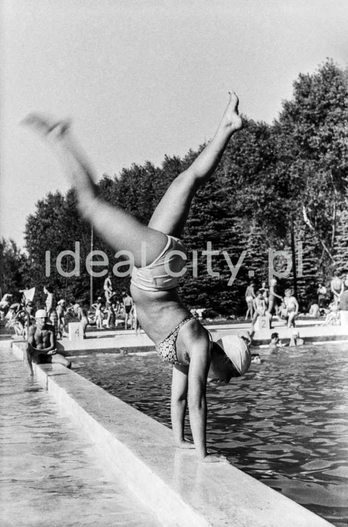 Swimming pool by the tobacco factory in Czyżyny. 1950s.

Basen przy wytwórni papierosów w Czyżynach. Lata 50. XXw.

Photo by Wiktor Pental/idealcity.pl


