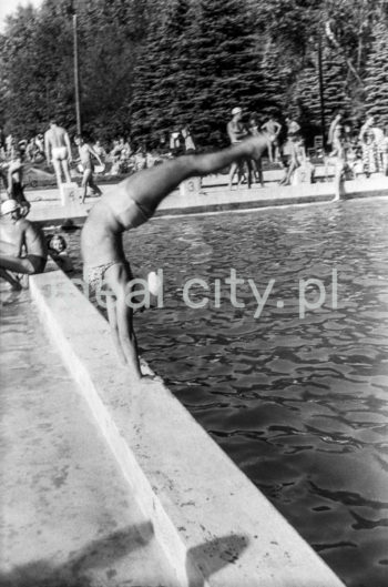 Swimming pool by the tobacco factory in Czyżyny. 1950s.

Basen przy wytwórni papierosów w Czyżynach. Lata 50. XX w.

Photo by Wiktor Pental/idealcity.pl

