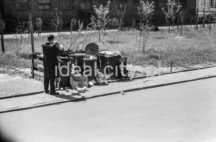 Waste bins on a Nowa Huta estate. 1950s.

Śmietnik na jednym z nowohuckich osiedli, lata 50. XX w.

Photo by Wiktor Pental/idealcity.pl

