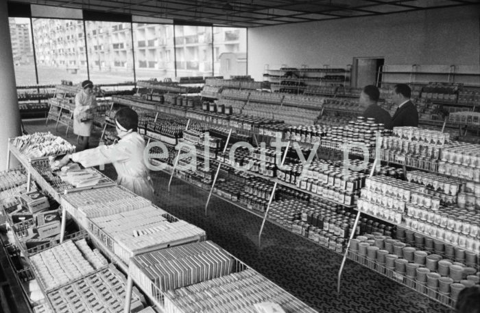 Wnętrze pierwszego sklepu samoobsługowego w Nowej Hucie, otwartego w roku 1963 na os. Kolorowym. Wcześniej na terenie Nowej Huty, działało jedynie kilka małych sklepów zaopatrujących niewielką ilość mieszkańców. 


fot. Henryk Makarewicz/idealcity.pl


