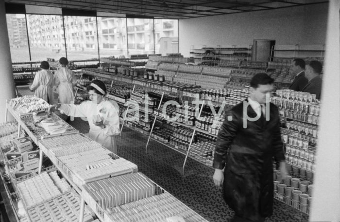Wnętrze pierwszego sklepu samoobsługowego w Nowej Hucie, otwartego w roku 1963 na os. Kolorowym. Wcześniej na terenie Nowej Huty, działało jedynie kilka małych sklepów zaopatrujących niewielką ilość mieszkańców. 


fot. Henryk Makarewicz/idealcity.pl