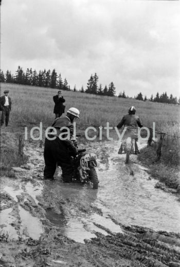 A motorcycle race on the outskirts of Nowa Huta. 1950s.

Rajd motocyklowy na obrzeżach Nowej Huty. Lata 50. XX w.

Photo by Wiktor Pental/idealcity.pl


