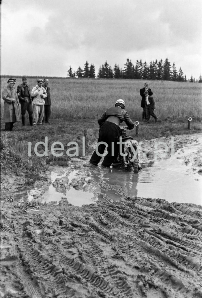 A motorcycle race on the outskirts of Nowa Huta. 1950s.

Rajd motocyklowy na obrzeżach Nowej Huty. Lata 50. XX w.

Photo by Wiktor Pental/idealcity.pl


