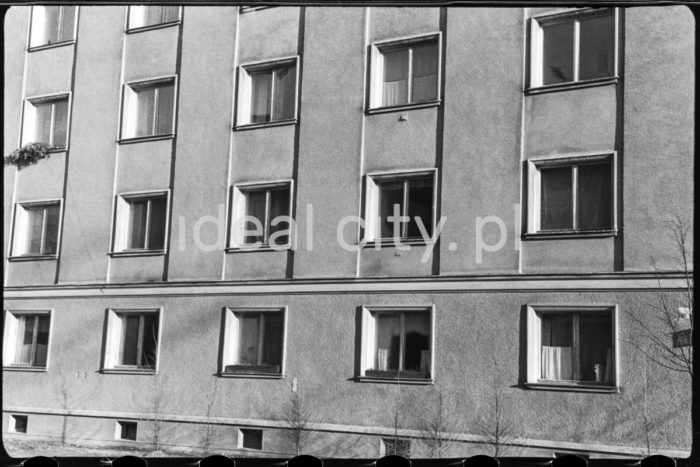 Facade of a residential building on the A-Z Zachód (Ogrodowe) Estate. Late 1950s.

Fasada domu mieszkalnego na osiedlu A-Z Zachód (Ogrodowe), koniec l. 50. XX w.

Photo by Wiktor Pental/idealcity.pl

