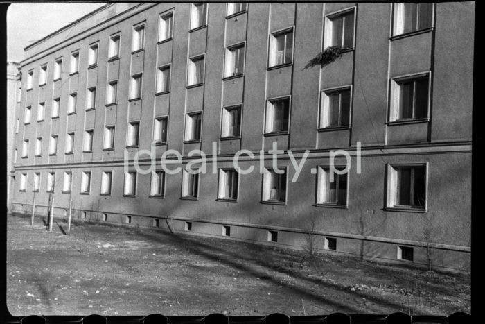 Fasada domu mieszkalnego na osiedlu A-Z Zachód (Ogrodowe), koniec l.50.XX w.

fot. Wiktor Pental/idealcity.pl

