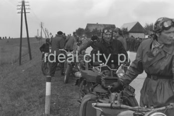A motorcycle race on the outskirts of Nowa Huta. 1950s.

Rajd motocyklowy na obrzeżach Nowej Huty. Lata 50. XXw.

Photo by Wiktor Pental/idealcity.pl


