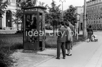 A phone box in Plac Centralny. 1950s.

Budka telefoniczna na Placu Centralnym. Lata 50. XX w.

Photo by Wiktor Pental/idealcity.pl

