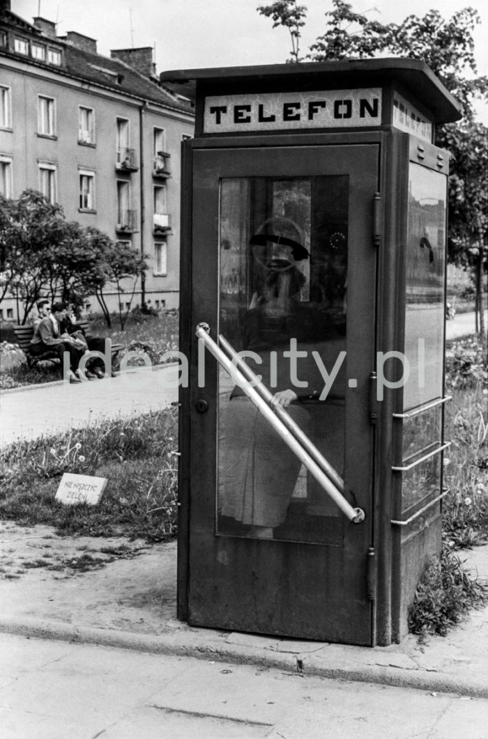 A phone box on the Wandy Estate. 1950s.

Budka telefoniczna na Osiedlu Wandy. Lata 50. XXw.

Photo by Wiktor Pental/idealcity.pl

