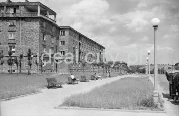 Aleja Róż; left: Górali Estate. Mid-1950s.

Aleja Róż, po lewej zabudowa Osiedla Górali. Połowa lat 50. XX w.

Photo by Wiktor Pental/idealcity.pl

