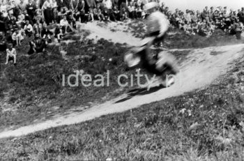 A motorcycle race in Nowa Huta Meadows. Late 1950s.

Zawody motocyklowe na Łąkach Nowohuckich. Koniec lat 50. XXw.

Photo by Wiktor Pental/idealcity.pl


