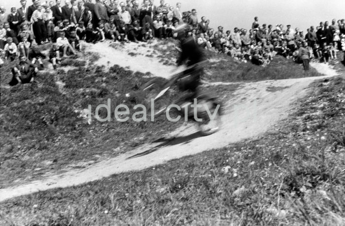 A motorcycle race in Nowa Huta Meadows. Late 1950s.

Zawody motocyklowe na Łąkach Nowohuckich. Koniec lat 50. XX w.

Photo by Wiktor Pental/idealcity.pl


