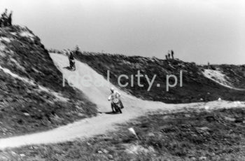 A motorcycle race in Nowa Huta Meadows. Late 1950s.

Zawody motocyklowe na Łąkach Nowohuckich. Lata 50. XX w.

Photo by Wiktor Pental/idealcity.pl

