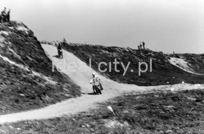 A motorcycle race in Nowa Huta Meadows. Late 1950s.

Zawody motocyklowe na Łąkach Nowohuckich. Lata 50. XX w.

Photo by Wiktor Pental/idealcity.pl


