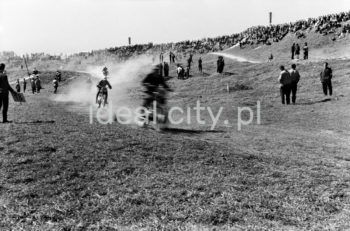 A motorcycle race in Nowa Huta Meadows. Late 1950s.

Zawody motocyklowe na Łąkach Nowohuckich. Koniec lat 50. XX w.

Photo by Wiktor Pental/idealcity.pl


