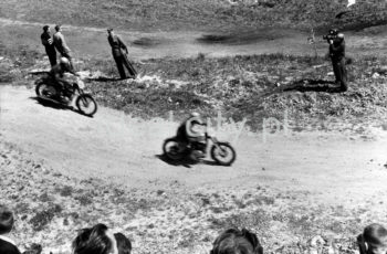 A motorcycle race in Nowa Huta Meadows. Late 1950s.

Zawody motocyklowe na Łąkach Nowohuckich. Koniec lat 50. XX w.

Photo by Wiktor Pental/idealcity.pl


