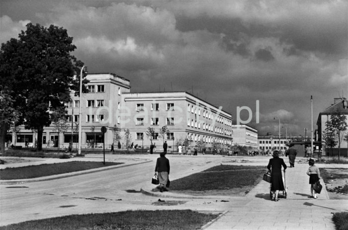 Skrzyżowanie ulicy Jakuba Zachemskiego z Aleją Jana Pawła II (wcześniej Aleja Lenina (1949-1958) , Igołomska (1958-1975), Rewolucji Kubańskiej (1975-1991). Po lewej Osiedle Ogrodowe, po prawej Osiedle Wandy na wprost Osiedle Willowe, Liceum Nr. XVI. . Lata 50. XXw.

fot. Wiktor Pental/idealcity.pl

