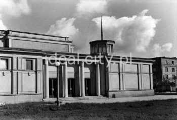 Gmach Teatru Ludowego w Nowej Hucie, wzniesiony w latach 1954-1955 wg projektu architektów Jana Dąbrowskiego i Janusza Ingardena, II połowa lat 50. XXw.

fot. Henryk Makarewicz/idealcity.pl

