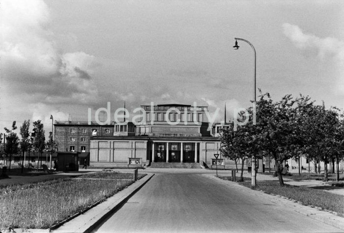 Gmach Teatru Ludowego w Nowej Hucie, wzniesiony w latach 1954-1955 wg projektu architektów Jana Dąbrowskiego i Janusza Ingardena, II połowa lat 50. XXw.

fot. Henryk Makarewicz/idealcity.pl

