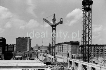 Construction of the Hutnicze (on the left), and Centrum B (on the right) Estates. First half of the 1950s.

Budowa Osiedla Hutniczego (po lewej), oraz Centrum B (po prawej). Pierwsza połowa lat 50. XX w.

Photo by Wiktor Pental/idealcity.pl


