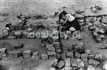 A child at play in Plac Pocztowy, Willowe Estate. 1950s.

Zabawy dziecięce na Placu Pocztowym, Osiedle Willowe. Lata 50. XX w.

Photo by Wiktor Pental/idealcity.pl

