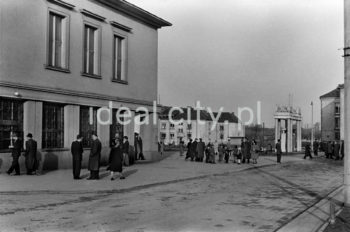 View towards Plac Pocztowy on the Willowe Estate. 1950s.

Widok w kierunku Placu Pocztowego na Osiedlu Willowym. Lata 50. XX w.

Photo by Henryk Makarewicz/idealcity.pl




