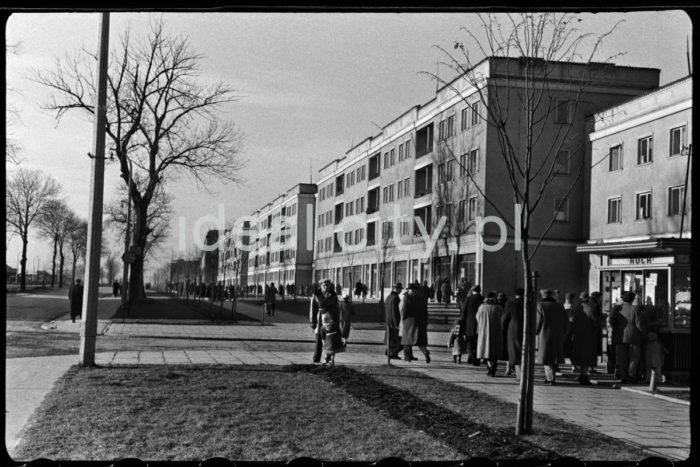 Ruch uliczny na deptaku przy dzisiejszej Alei Jana Pawła II (na wysokości Osiedla Ogrodowego),  wcześniej Aleja Lenina (1949-1958), ul. Igołomska (1958-1975) oraz Rewolucji Kubańskiej (1975-1991). Ujęcie w kierunku Placu Centralnego. Lata 50. XXw.


fot. Wiktor Pental/idealcity.pl

