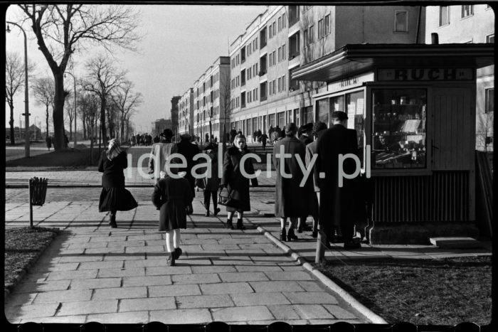 Pedestrian zone in today’s Jana Pawła II Street (by the Ogrodowe Estate), previously Lenin Alley (1949-58), Igołomska Street (1958-75), and Rewolucji Kubańskiej Street (Cuban Revolution Alley, 1975-91). View towards Plac Centralny. 1950s.

Ruch uliczny na deptaku przy dzisiejszej Alei Jana Pawła II (na wysokości Osiedla Ogrodowego),  wcześniej Aleja Lenina (1949-1958), ul. Igołomska (1958-1975) oraz Rewolucji Kubańskiej (1975-1991). Ujęcie w kierunku Placu Centralnego. Lata 50. XXw.

Photo by Wiktor Pental/idealcity.pl

