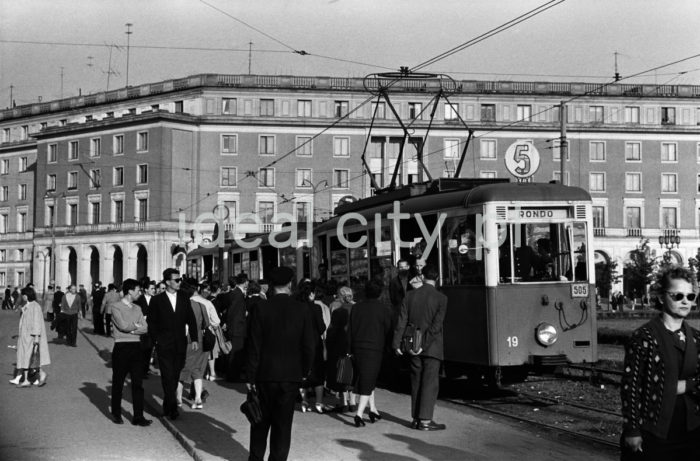 A tram stop in Plac Centralny. 1950s.

Przystanek tramwajowy na Placu Centralnym. Lata 50. XX w.

Photo by Wiktor Pental/idealcity.pl

