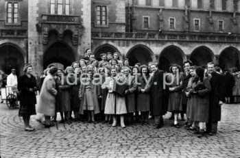 Wycieczka na Rynku Głównym w Krakowie.
Lata 50. XXw.

fot. Wiktor Pental/idealcity.pl


