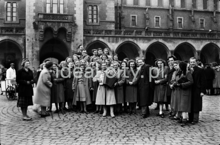 A trip to the Main Market Square in Kraków. 1950s.

Wycieczka na Rynku Głównym w Krakowie.
Lata 50. XX w.

Photo by Wiktor Pental/idealcity.pl

