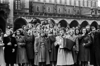 Wycieczka na Rynku Głównym w Krakowie.
Lata 50. XXw.

fot. Wiktor Pental/idealcity.pl

