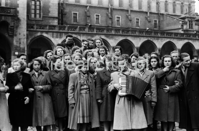 A trip to the Main Market Square in Kraków. 1950s.

Wycieczka na Rynku Głównym w Krakowie.
Lata 50. XX w.

Photo by Wiktor Pental/idealcity.pl

