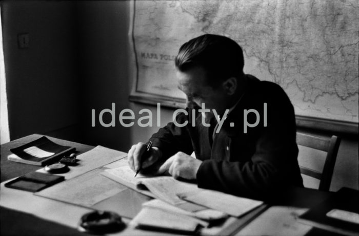 In an office. 1950s.

Gabinet urzędnika, lata 50. XX w.

Photo by Wiktor Pental/idealcity.pl

