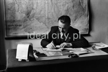 Gabinet urzędnika, lata 50. XXw.

fot. Wiktor Pental/idealcity.pl
