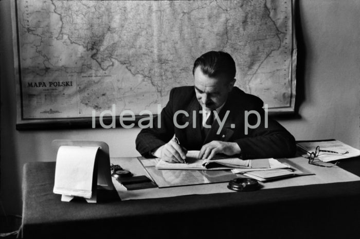 In an office. 1950s.

Gabinet urzędnika, lata 50. XX w.

Photo by Wiktor Pental/idealcity.pl
