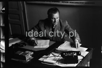 Gabinet urzędnika, lata 50. XXw.

fot. Wiktor Pental/idealcity.pl

