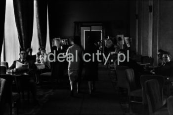Czytelnia Klubu Międzynarodowej Prasy i Książki (MPiK) przy placu Centralnym (Centrum D), otwartego w 1956 roku. W klubach, których sieć z czasem objęła wszystkie większe miasta w Polsce sprzedawano przede wszystkim prasę polską oraz pochodzącą z głównych krajów bloku wschodniego, przede wszystkim ZSRR. Po 1956 roku także prasę z krajów zachodnich.  W Nowej Hucie pierwszy Klub powstał 10 marca 1954 roku w lokalu na osiedlu C-1 (Teatralnym). Lata 50. XXw.

fot. Wiktor Pental/idealcity.pl

