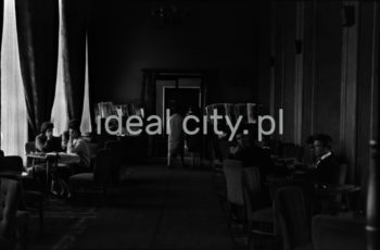 Czytelnia Klubu Międzynarodowej Prasy i Książki (MPiK) przy placu Centralnym (Centrum D), otwartego w 1956 roku. W klubach, których sieć z czasem objęła wszystkie większe miasta w Polsce sprzedawano przede wszystkim prasę polską oraz pochodzącą z głównych krajów bloku wschodniego, przede wszystkim ZSRR. Po 1956 roku także prasę z krajów zachodnich.  W Nowej Hucie pierwszy Klub powstał 10 marca 1954 roku w lokalu na osiedlu C-1 (Teatralnym). Lata 50. XXw.

fot. Wiktor Pental/idealcity.pl

