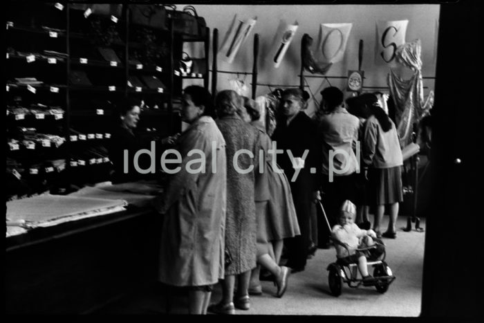 Inside a shop selling leather goods and lingerie. It was located in a shopping arcade on the D-31 (Centrum D) Estate in Plac Centralny, and later on taken over by the International Press and Book Club (MPiK). It was on the right of the entrance. 1950s or early 1960s.

Wnętrze sklepu z galanterią skórzana oraz bielizną. Znajdował się on w kompleksie lokali handlowo-usługowych na osiedlu D-31 (Centrum D) przy Placu Centralnym w części, którą w okresie późniejszym zajął Klub Międzynarodowej Prasy i Książki (MPiK). Znajdował się on po prawej stronie od wejścia. Lata 50. lub początek lat 60.

Photo by Wiktor Pental/idealcity.pl

