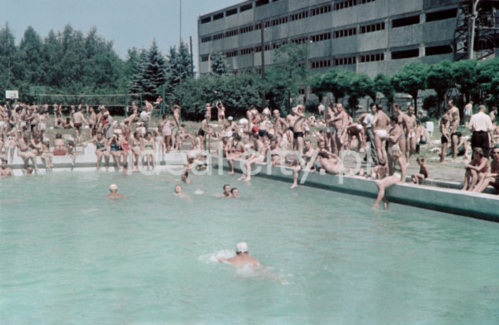 Swimming pool by the tobacco factory in Czyżyny. 1950s.
Colour photography.

Basen przy zakładach tytoniowych w Czyżynach. Lata 50. XXw.
Fotografia barwna.

Photo by Wiktor Pental/idealcity.pl


