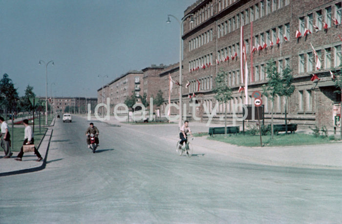 Town Hall on the Zgody Estate, decorated for the occasion of a public holiday. In the background: buildings on the Górali Estate. Karl Marx Street (now Ludźmierska Street). 1950s. Colour photography.

Urząd Miasta przy Osiedlu Zgody udekorowany z okazji święta państwowego. W perspektywie widoczna zabudowa Osiedla Górali. Ulica Karola Marksa (obecnie ul. Ludźmierska). Lata 50. XX w. Fotografia barwna.

Photo by Wiktor Pental/idealcity.pl

